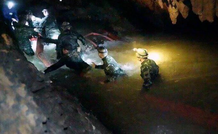 Xem bộ hình này bạn sẽ hiểu công cuộc giải cứu đội bóng mắc kẹt trong hang khó khăn tới mức nào