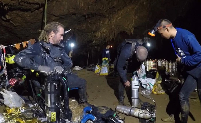 [Thái Lan] Cậu bé thứ tám đã được đưa ra ngoài, 4 em còn lại và huấn luyện viên kiên nhẫn chờ đợt cứu hộ ngày mai