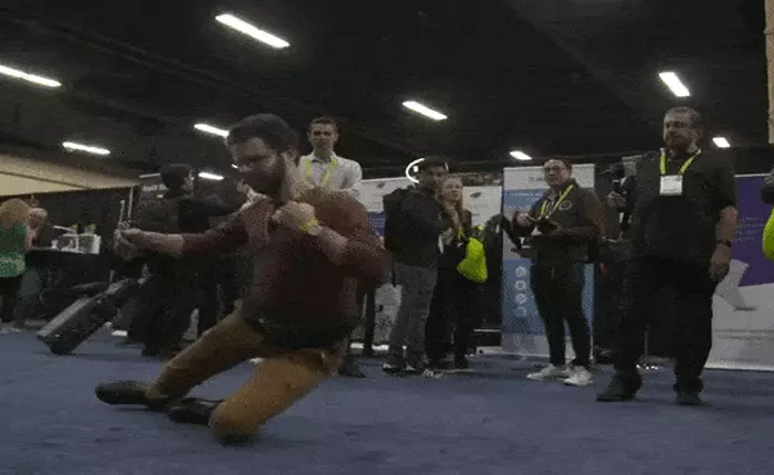 [CES 2018] Giờ đã có cả túi khí chống sốc dành cho ... người già