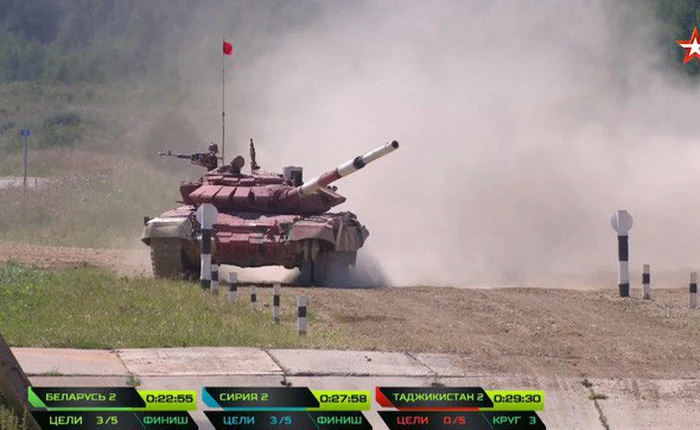 Đội đua xui xẻo nhất Tank Biathlon 2018: bắn không trúng bia nào, sắp về đến đích mà còn đứt xích, phải gọi xe khác tới đổi để chạy nốt bài thi