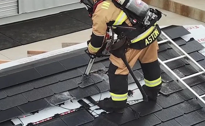 Đến lính cứu hỏa cũng phải ngả mũ vì độ bền mái ngói năng lượng mặt trời của Tesla