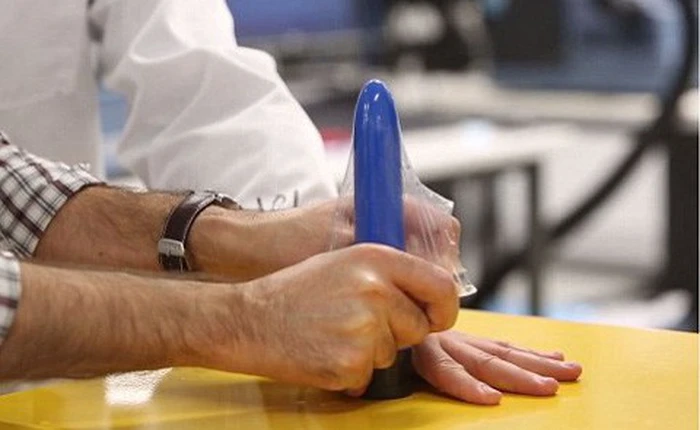 Úc vừa tài trợ 1 triệu USD cho loại bao cao su "đeo như không đeo", đã thế còn tự bôi trơn, chống vi khuẩn gây bệnh và tinh trùng