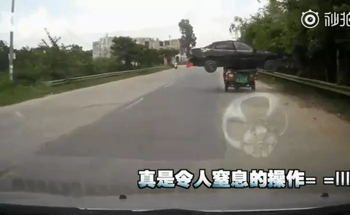 Trung Quốc: Lại có người chở nguyên một chiếc ô tô bằng xe ba gác, đã treo vải đỏ đánh dấu nhưng vẫn bị phạt