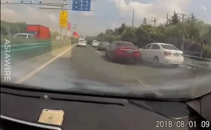 Trung Quốc: iPhone 6 xì khói, bốc lửa, bửa đôi trong ô tô sau khi thay pin hàng chợ