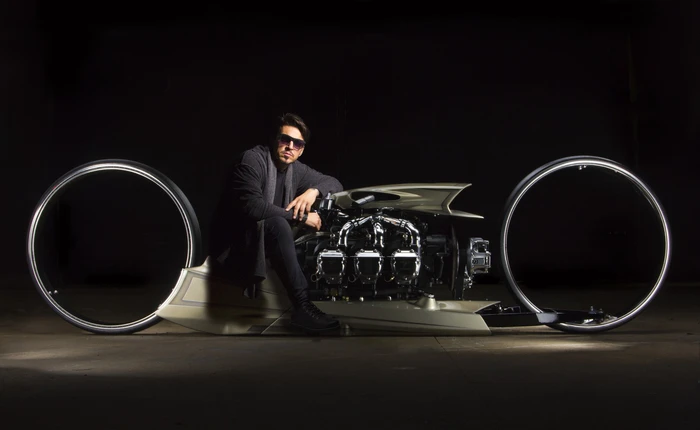 Thích thú với chiếc xe máy có vẻ ngoài như bước ra từ phim "TRON" và vận hành bằng động cơ máy bay