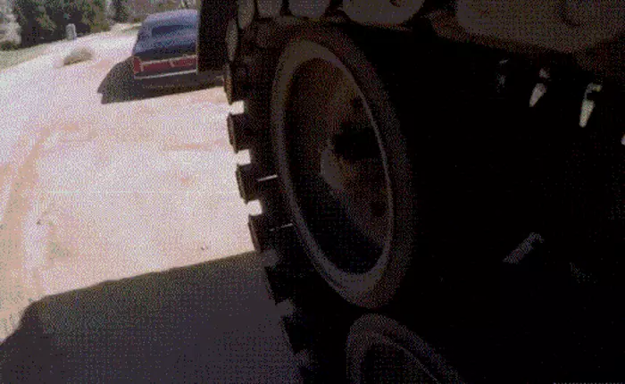 [Video] "Kẻ hủy diệt" Arnold Schwarzenegger lái xe tăng thuần thục, cán nát chiếc limousine đắt tiền