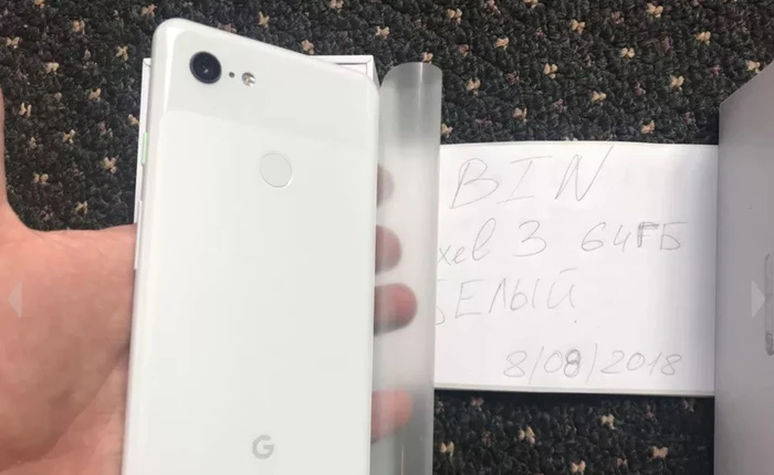 Google Pixel 3 XL rò rỉ hình ảnh thực tế cùng tai nghe USB-C Pixel Buds kèm theo hộp bán lẻ