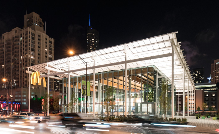 Tưởng gì, lại cửa hàng Apple Store mới à? Nhầm to, đây là cửa hàng đồ ăn nhanh McDonald's mới mở...