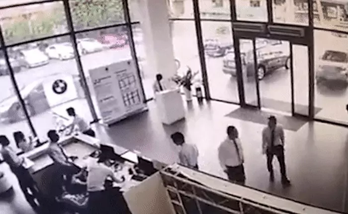 Trung Quốc: Nhầm chân phanh thành chân ga, nữ tài xế đâm tan tành đại lý BMW