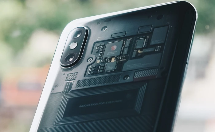 Đây là Xiaomi Mi 8 EE giá 19 triệu tại VN: Mặt lưng trong suốt, vân tay trong màn hình, quét khuôn mặt 3D