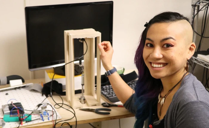 Chỉ vì lời hứa với người bạn thân gặp tai nạn, cô gái gốc Việt bỏ cả làm ở Tesla để chế tạo bộ đồ hỗ trợ cử động cho người bị liệt