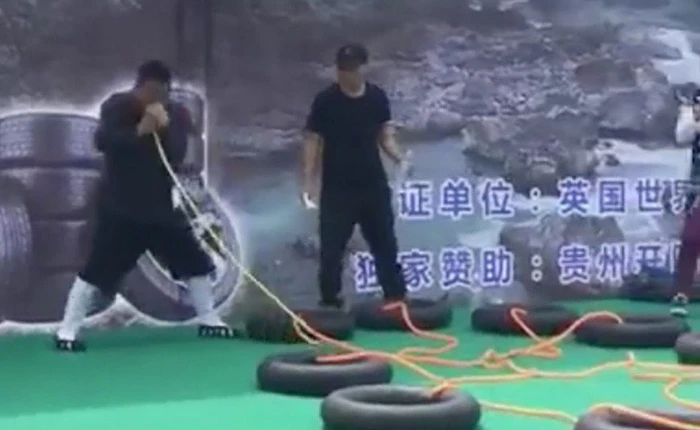 Trung Quốc: Võ sư lập kỷ lục Guinness nhờ dùng mũi thổi căng cùng lúc 12 săm ô tô