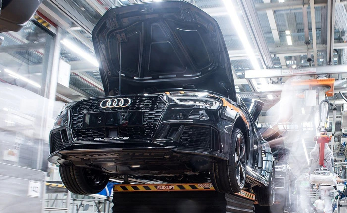 Ngành công nghiệp ô tô của Đức không sản xuất nổi một tế bào pin cho xe điện, đây chính là cơ hội lớn của Tesla