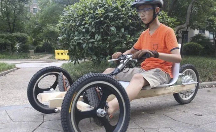 Trong khi các bạn đi học thêm, cậu bé 11 tuổi lên mạng học chế xe điện 3 bánh