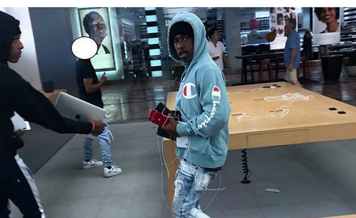 Trộm 20 chiếc iPhone tại Apple Store trước sự chứng kiến của khách hàng