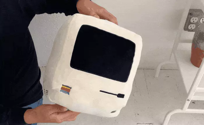 Nếu bạn yêu máy Mac đến thế, sao không ôm nó lên giường luôn đi?