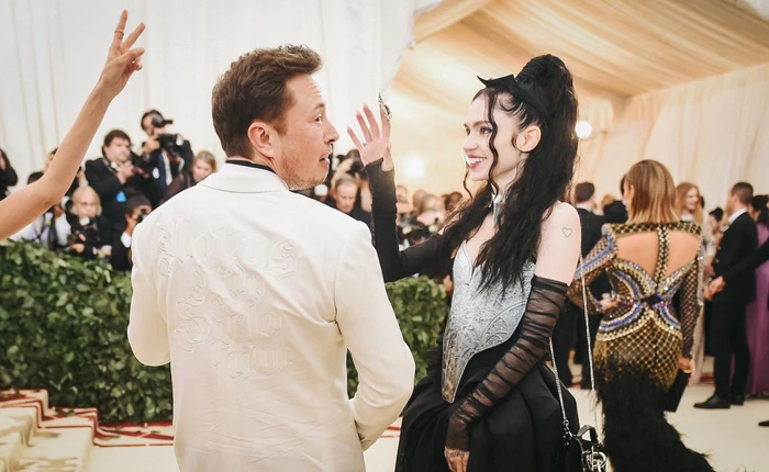 “Đằng sau những rắc rối của Elon Musk là bóng dáng một người phụ nữ”