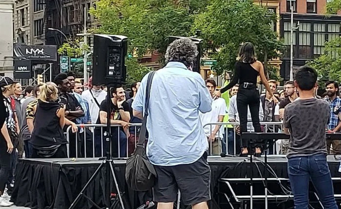 Mỹ: Tin vào nàng thơ trên Tinder, mấy trăm anh đàn ông bị lừa gặp nhau giữa quảng trường