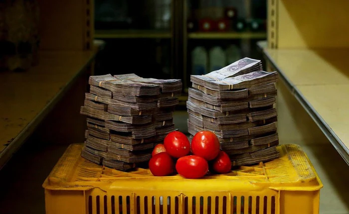 Siêu lạm phát đến khó tin ở Venezuela: Nhu yếu phẩm có giá lên tới 7 - 8 chữ số, đi chợ phải đựng tiền vào bao tải