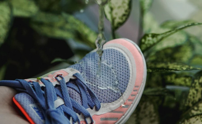 Xịt chống thấm cho đôi giày tung tăng dưới trời mưa: Đắt nhưng chỉ xắt được vài miếng