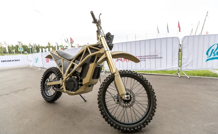 Không chỉ sản xuất súng, tập đoàn Kalashnikov còn làm cả xe máy điện quân sự "đẹp mê ly": đi 1 km chỉ tốn 172 đồng tiền điện