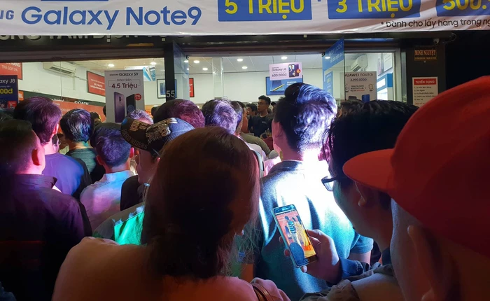 Dòng người chờ mua Galaxy Note9 đã xếp hàng từ sáng ngày 23, 12 giờ đêm vẫn chưa hạ nhiệt
