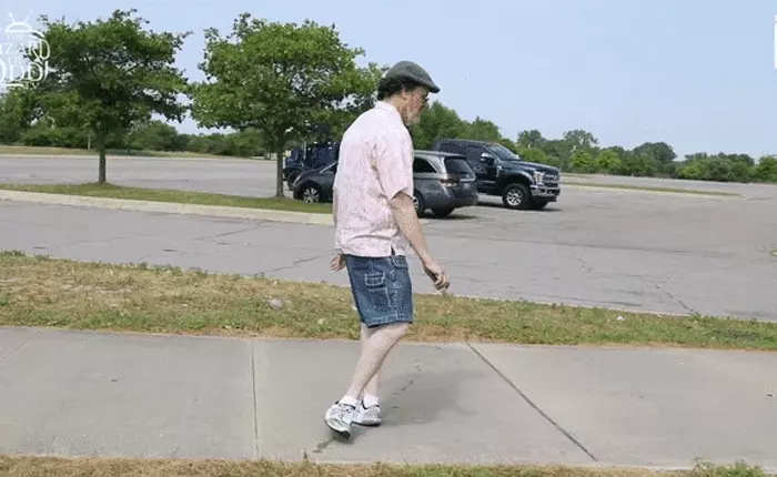 Góc siêu năng lực: Người đàn ông duy nhất trên thế giới có thể bẻ ngược bàn chân 180 độ rồi đi lại như bình thường