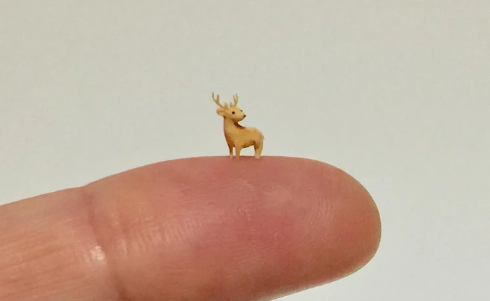 Nghệ sĩ Nhật Bản tạo ra những tác phẩm điêu khắc to bằng 2 hạt vừng, phải lấy kính lúp soi mới nhìn rõ