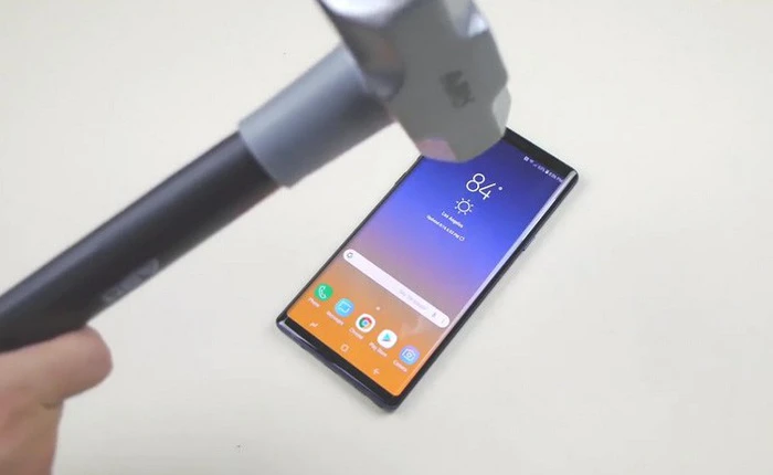 Xem màn tra tấn Galaxy Note9 rùng rợn bằng dao và búa, bất ngờ nhất lại nằm ở viên pin