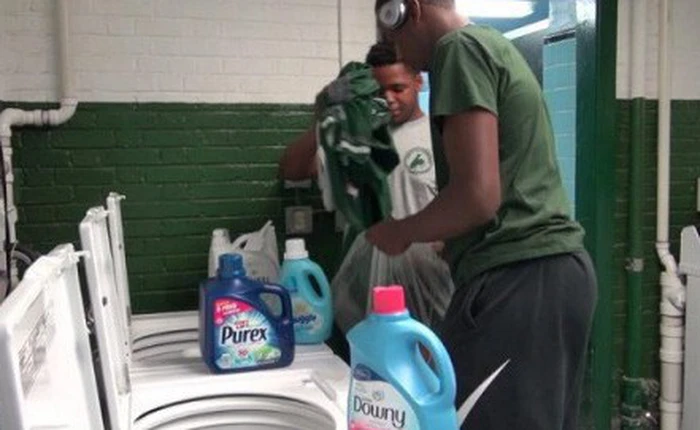 Học sinh bị trêu chọc vì quần áo bẩn, hiệu trưởng xây cả tiệm giặt là phục vụ