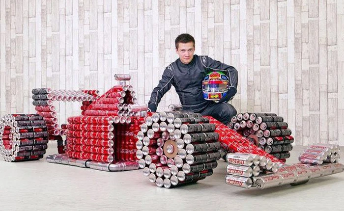 Đây là chiếc xe đua F1 có một không hai, được làm bằng lon Coca-Cola đã qua sử dụng