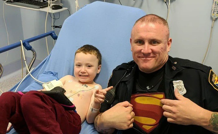 Anh cảnh sát tốt bụng chuyên cosplay các siêu anh hùng để cổ vũ cho trẻ em mắc bệnh hiểm nghèo