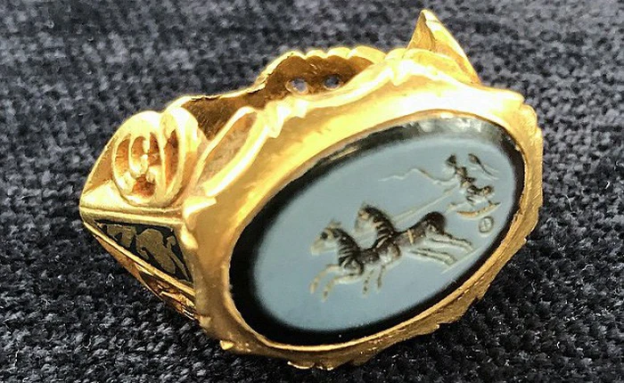 Anh: Lớ ngớ vớ được nhẫn vàng 1800 năm tuổi từ thời La Mã cổ đại