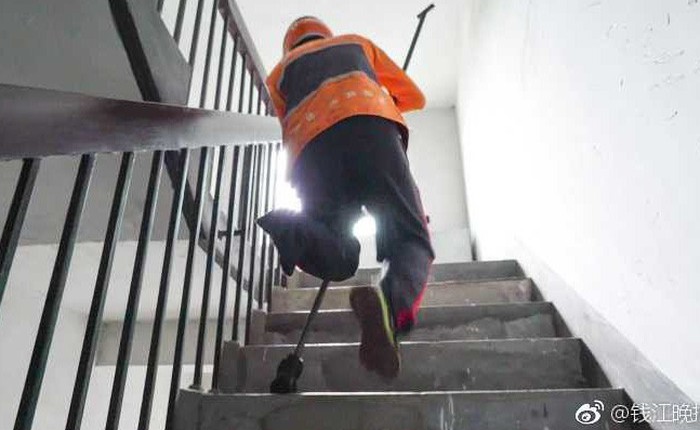 Anh shipper khuyết tật chống gậy đi giao 60 đơn hàng mỗi ngày để có tiền mua chân giả