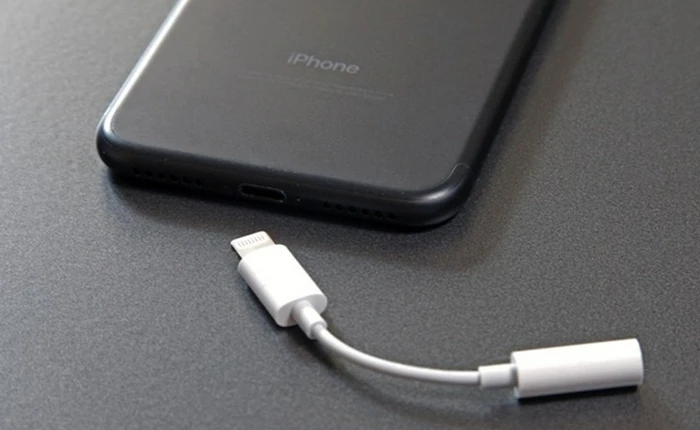 Apple lại có thêm chiêu “hút máu”: Không tặng kèm adapter chuyển đổi Lightning sang 3.5mm cho iPhone mới