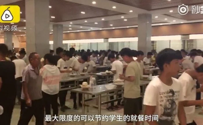 Một trường học Trung Quốc dẹp hết ghế trong căng tin để học sinh đứng ăn cho nhanh, học cho nhiều