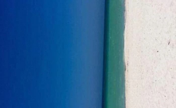 Cư dân mạng đang tranh cãi nhau nảy lửa: Bức ảnh này chụp một cánh cửa hay chụp bãi biển?