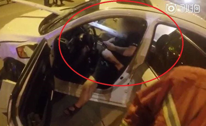 Bị thanh barie dài 4m đâm xuyên ngực, tài xế Trung Quốc vẫn bình thản chơi Wechat chờ cứu hộ