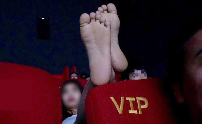 Khi ý thức trong rạp phim vẫn phải nói mãi: Xả rác, gác hẳn chân lên ghế trước và "thân mật" như ở nhà, bao giờ mới hết?