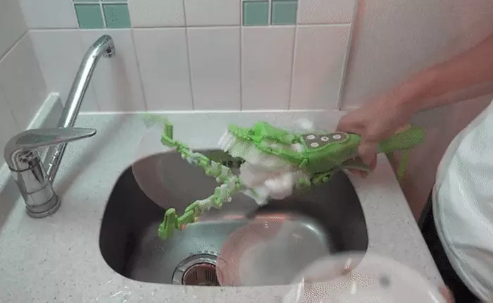 Chiêm ngưỡng máy rửa bát cầm tay 1 triệu 8 của Nhật: Vừa to vừa nặng, tự làm lấy còn nhanh hơn