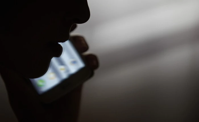 Bị bạn trai quen qua mạng bắt cóc, cô gái nhanh trí gọi cho cảnh sát để đặt đồ ăn và được giải cứu