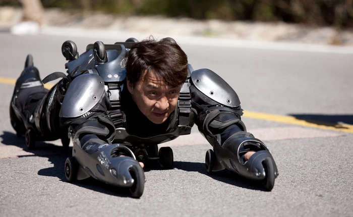 Thanh niên bị công an tóm vì bắt chước Thành Long mặc đồ trượt patin phi ra giữa đường