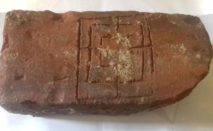 Nga: Tìm thấy bộ boardgame trung cổ bằng đất nung trong lâu đài 700 năm tuổi