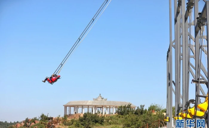 Trải nghiệm cảm giác rùng mình trên xích đu khổng lồ, cheo leo ở độ cao hơn 300m tại Trung Quốc