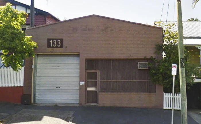 Nhà kho từ năm 1950 trông ngoài đổ nát hoang sơ, bên trong nội thất tiện nghi bất ngờ vừa bán được 26,8 tỷ đồng