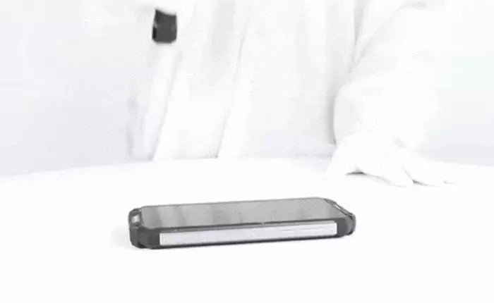 Thử độ bền Oukitel WP2: Một mình máy "chấp hết" dao, kéo búa, đóng đinh, thả rơi và bị chém bằng kiếm Nhật