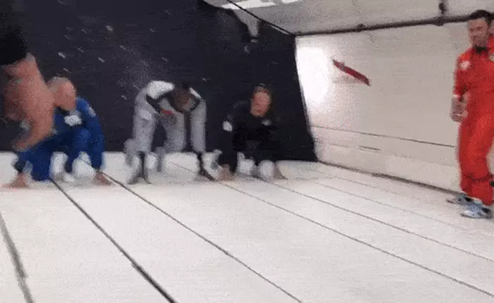 Sẽ ra sao nếu Usain Bolt chạy đua trong môi trường không trọng lực?