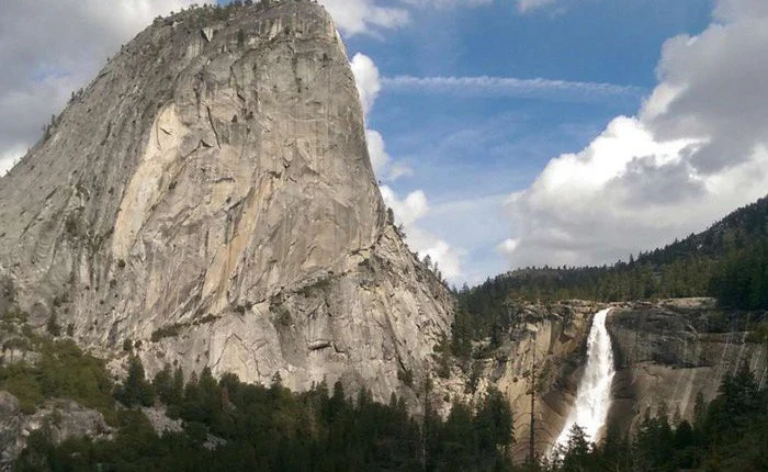 Teen ngã tử vong vì cố nhoài người ra ngoài thác nước để chụp ảnh selfie sao cho ấn tượng nhất