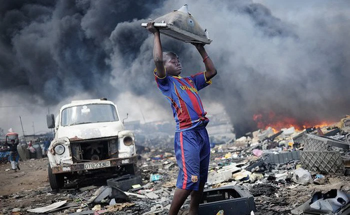 Giữa những núi rác thải điện tử khổng lồ, có bàn tay cặm cụi nhặt từng miếng kim loại để mưu sinh