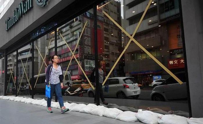 Tại sao cứ mỗi khi bão tới là người ta lại dán chữ X lên cửa kính?